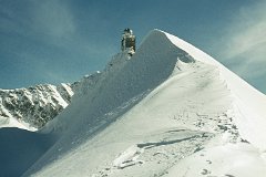 22 Schneeflanke mit Gipfelgebäude